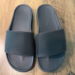 NEW Women’s All in Motion Makenna Slides Size 6